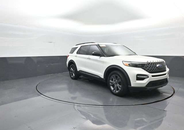 Certified 2022 Ford Explorer XLT w/ Equipment Group 202A AWD/4WD image 2