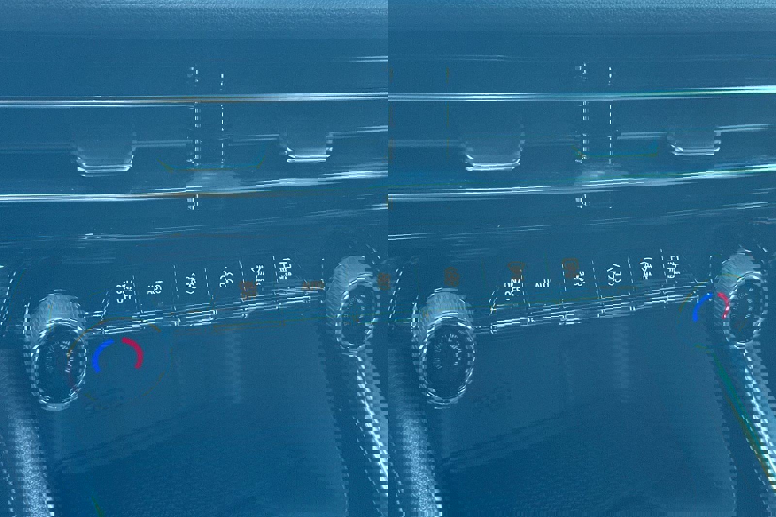 Used 2024 Chevrolet Traverse LT w/ Trailering Package FWD image 22