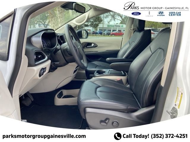 Used 2024 Chrysler Pacifica Touring-L image 10