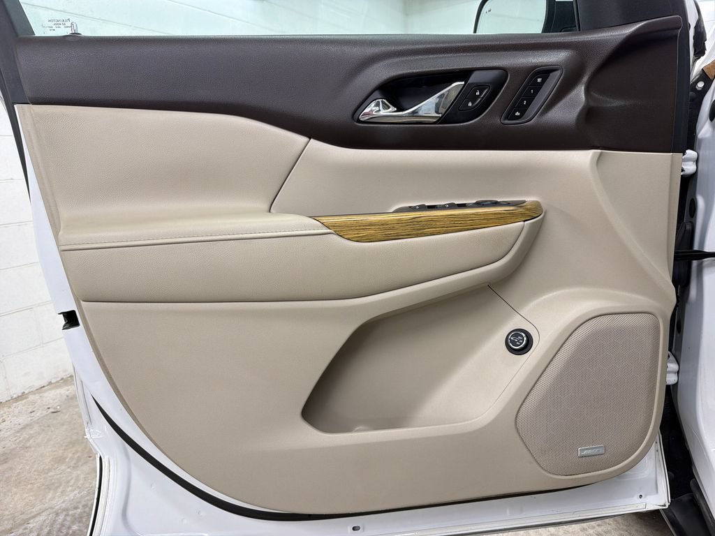 Used 2018 GMC Acadia Denali w/ Technology Package FWD image 17