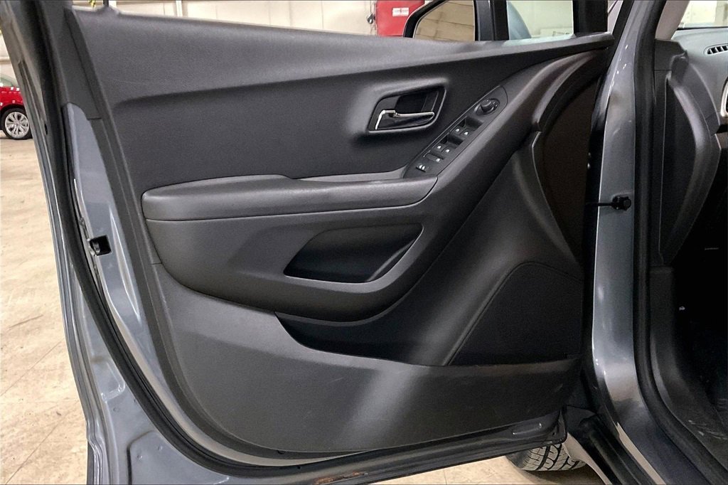 Used 2019 Chevrolet Trax LT w/ LT Convenience Package image 21