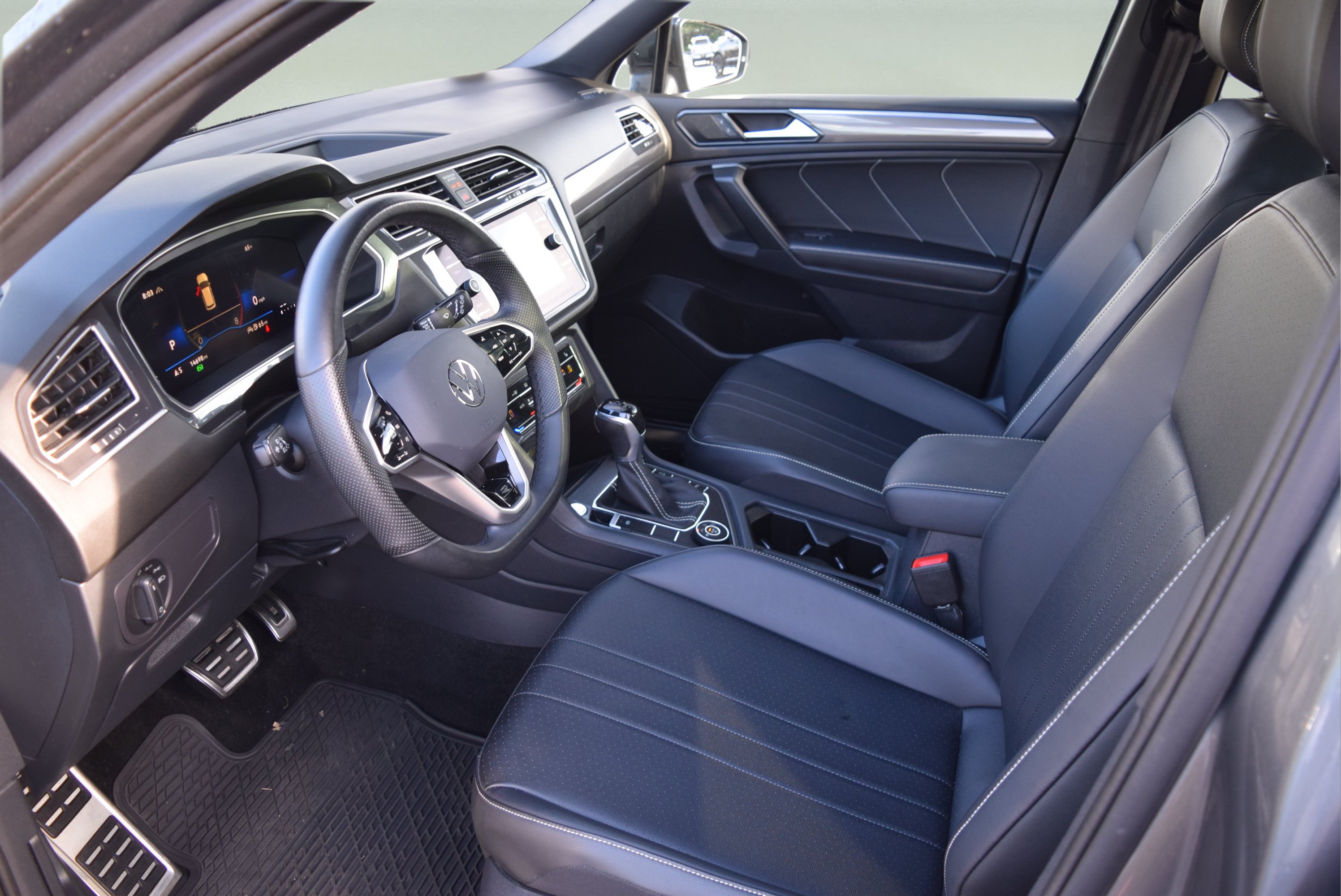 Used 2024 Volkswagen Tiguan SE R-Line AWD/4WD image 10