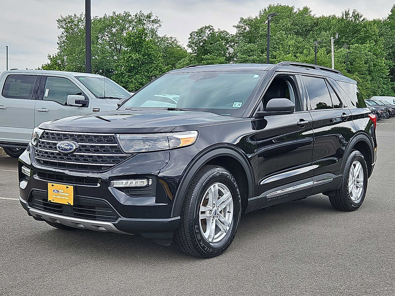 Certified 2023 Ford Explorer XLT w/ Equipment Group 202A AWD/4WD image 3
