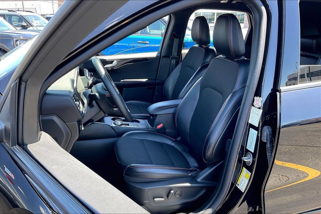 Certified 2025 Ford Escape ST-Line AWD/4WD image 24