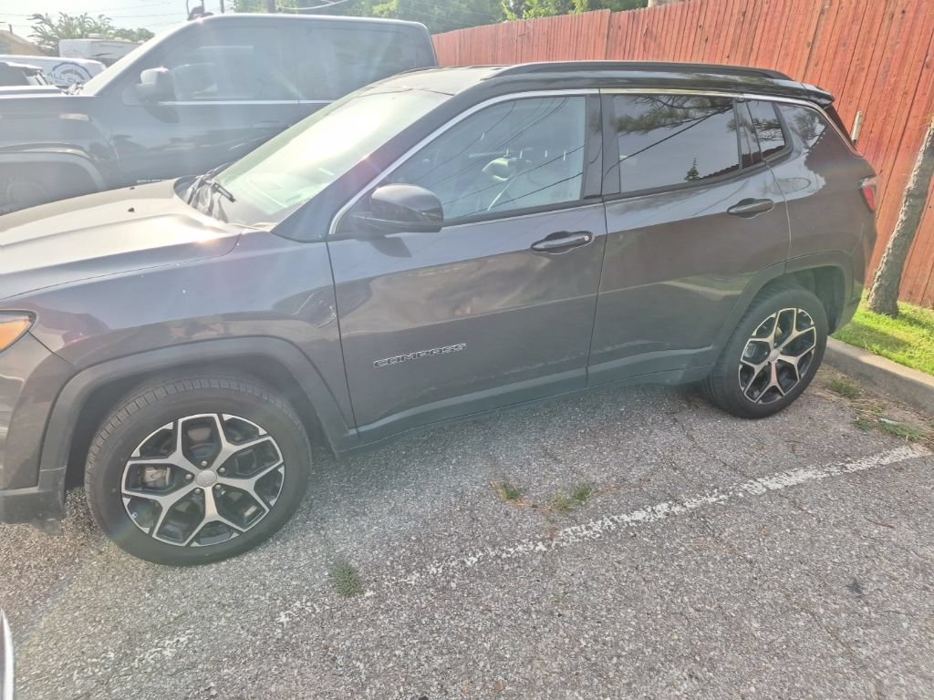 Used 2024 Jeep Compass Limited AWD/4WD image 4