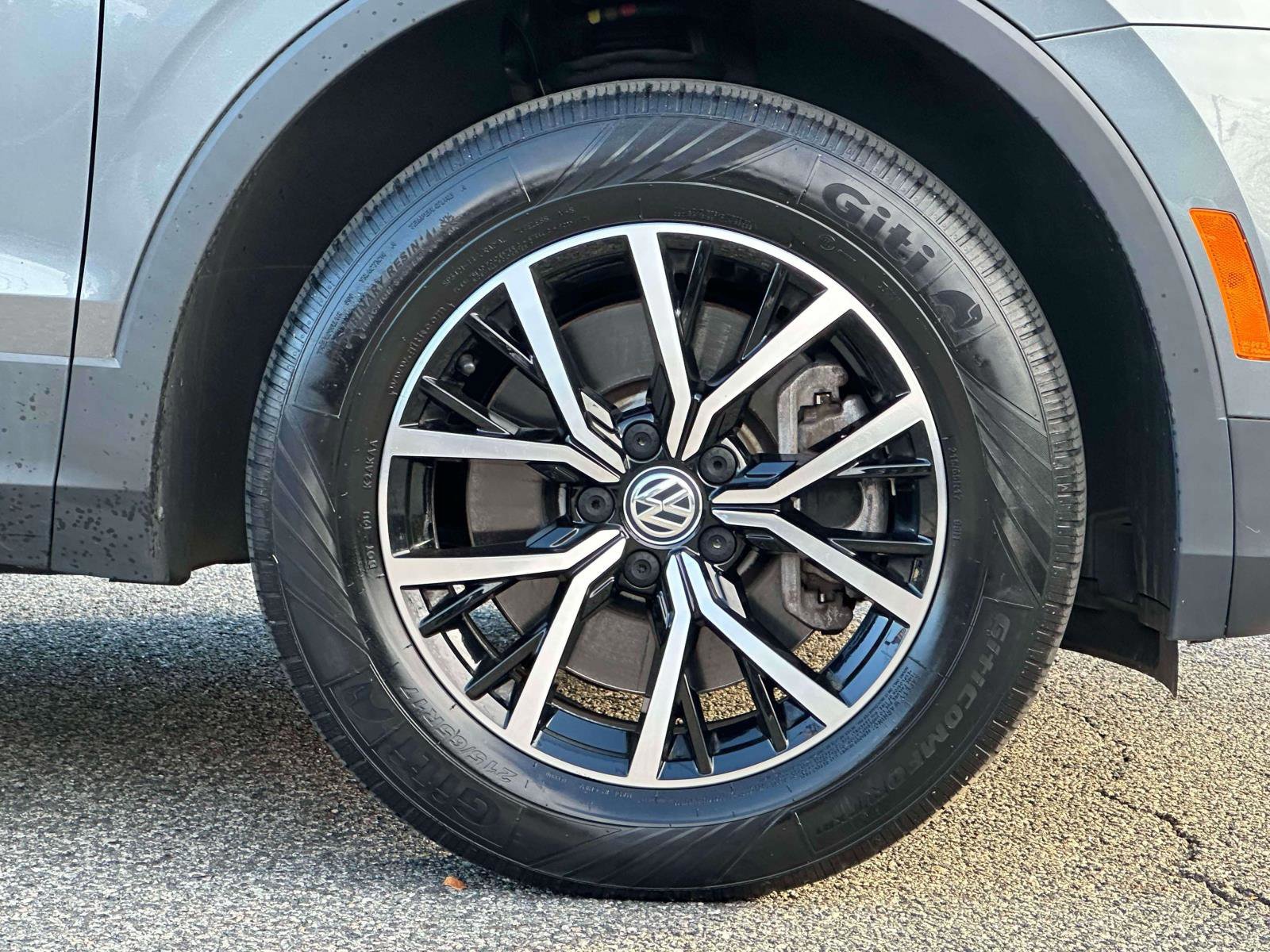 Used 2021 Volkswagen Tiguan SE w/ Panoramic Sunroof Package image 9