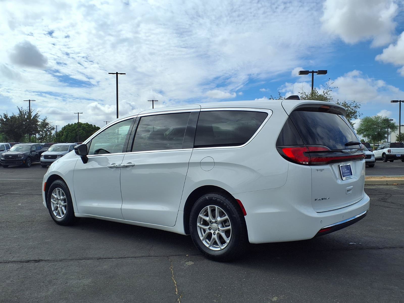 Used 2025 Chrysler Pacifica Select FWD image 4