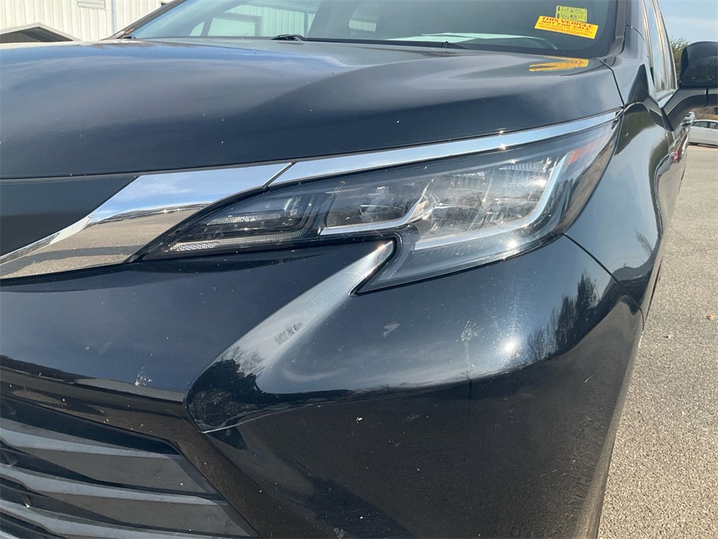 Used 2021 Toyota Sienna XLE image 18
