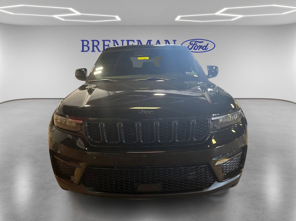 Used 2023 Jeep Grand Cherokee Altitude AWD/4WD image 2