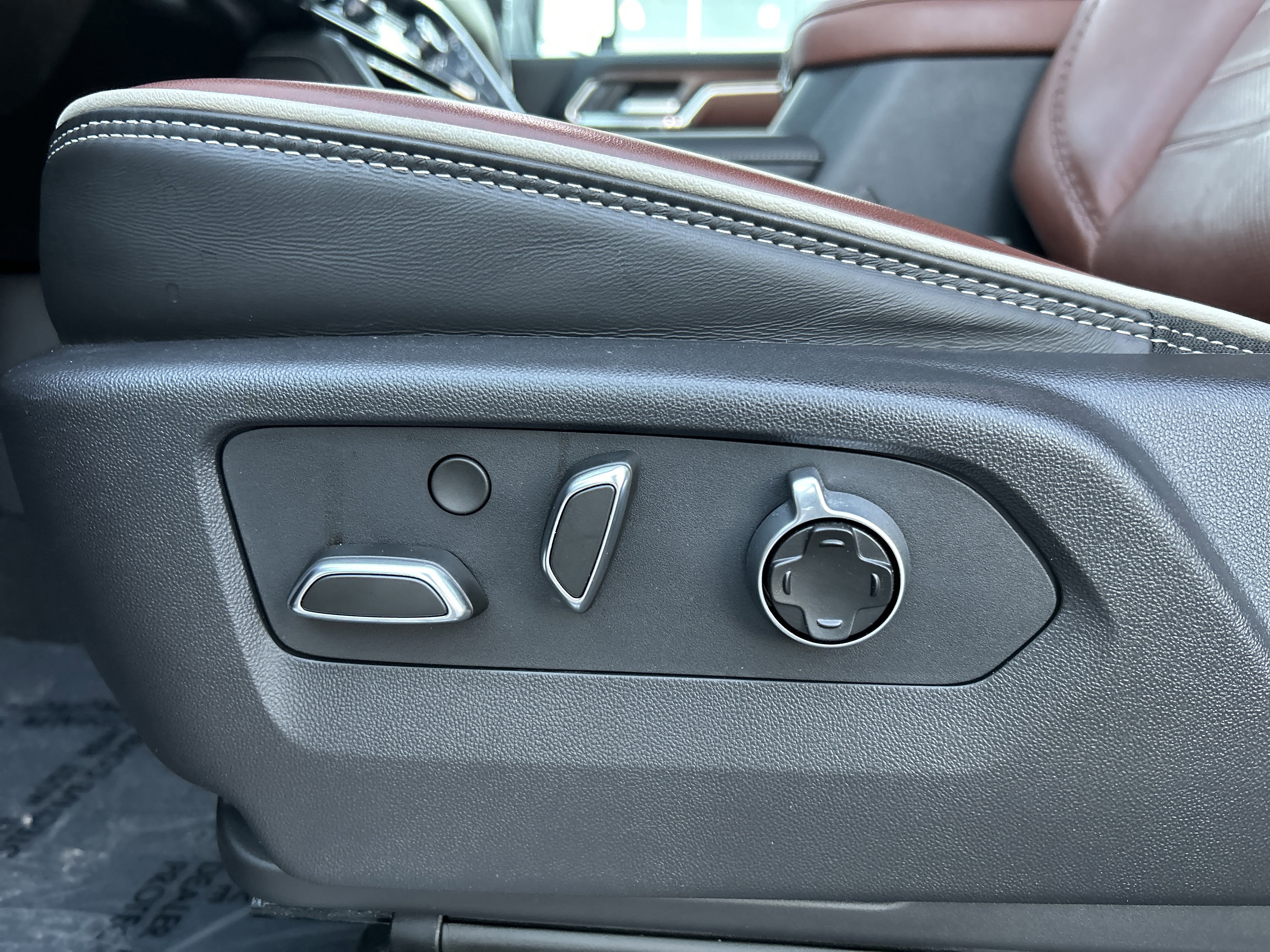 Used 2025 GMC Sierra 2500 Denali Ultimate w/ Max Trailering Package image 13