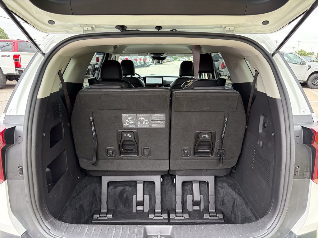 Used 2025 Kia Carnival FWD image 16