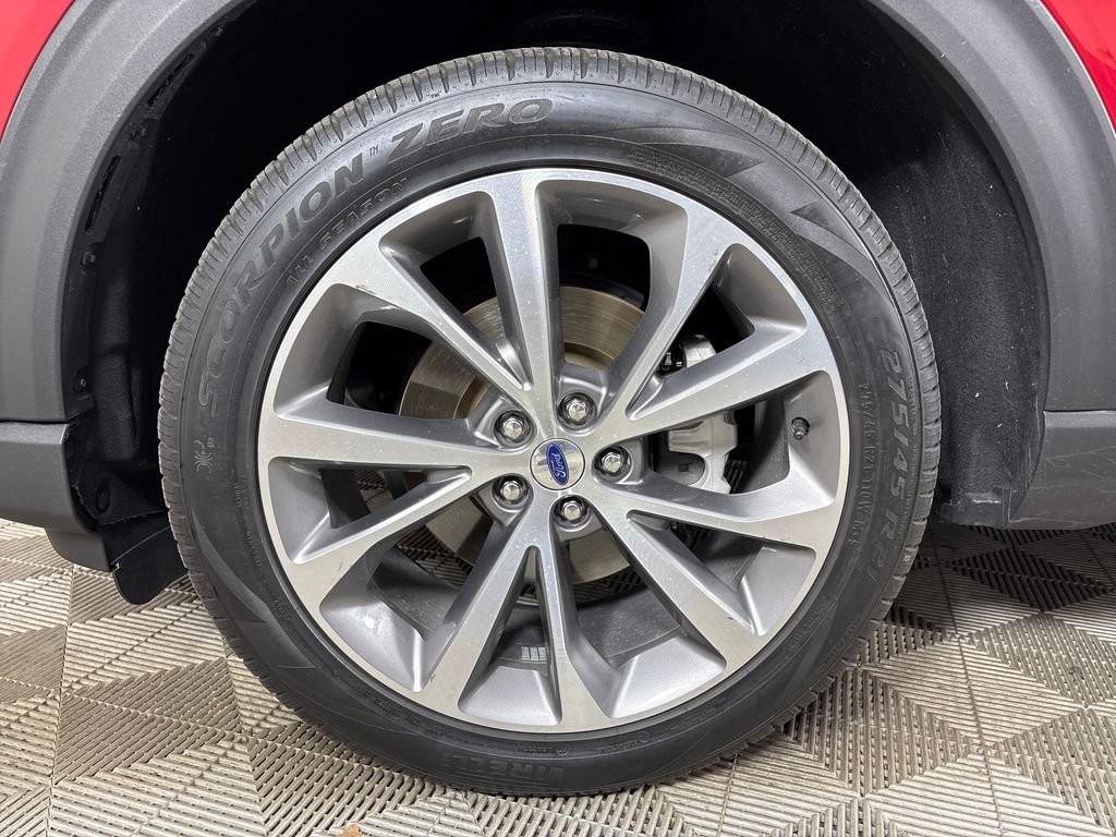 Certified 2025 Ford Explorer Platinum w/ Ultimate Package AWD/4WD image 9