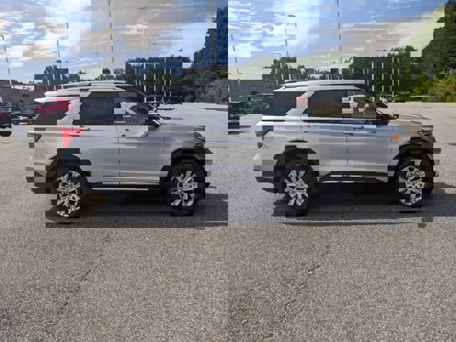 Certified 2022 Ford Explorer Limited w/ Limited Technology Package image 3