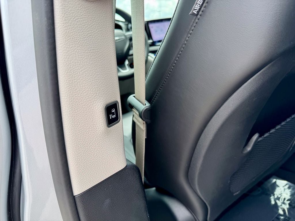 Used 2024 Chrysler Pacifica Touring-L FWD image 16