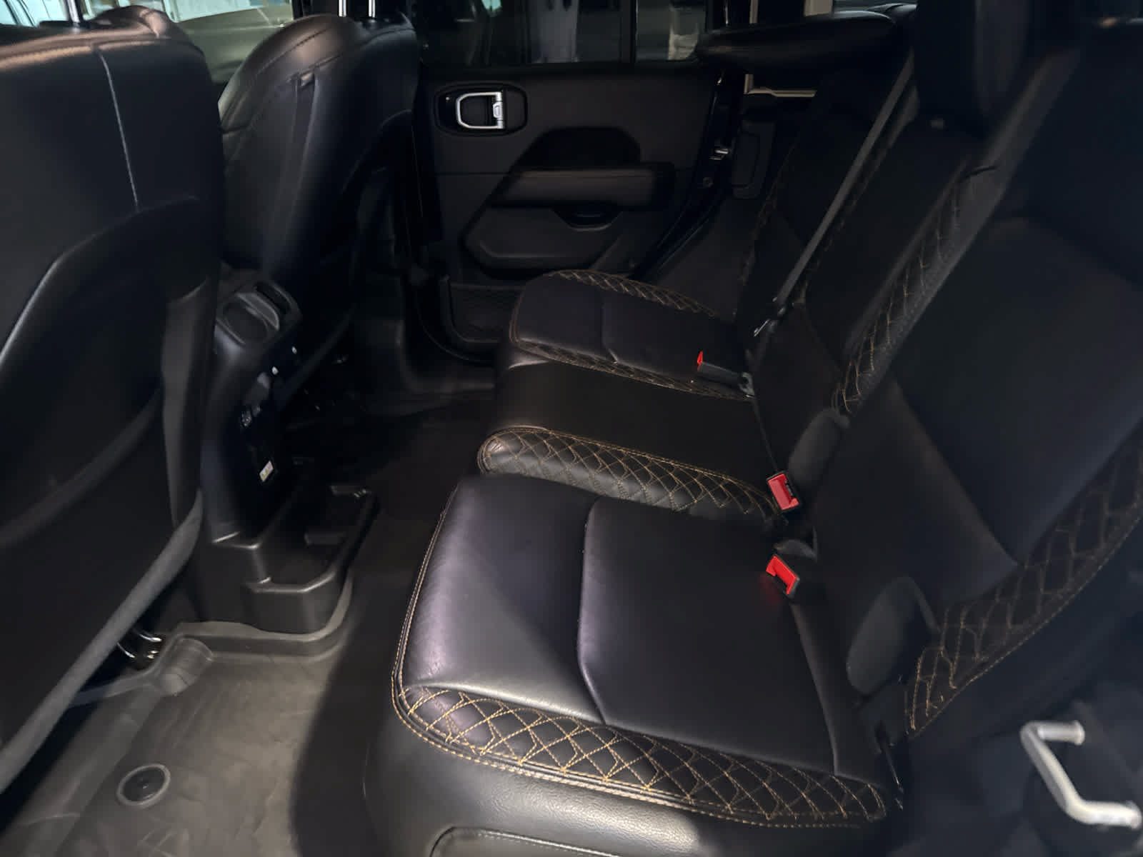 Used 2023 Jeep Wrangler Unlimited Sahara AWD/4WD image 12
