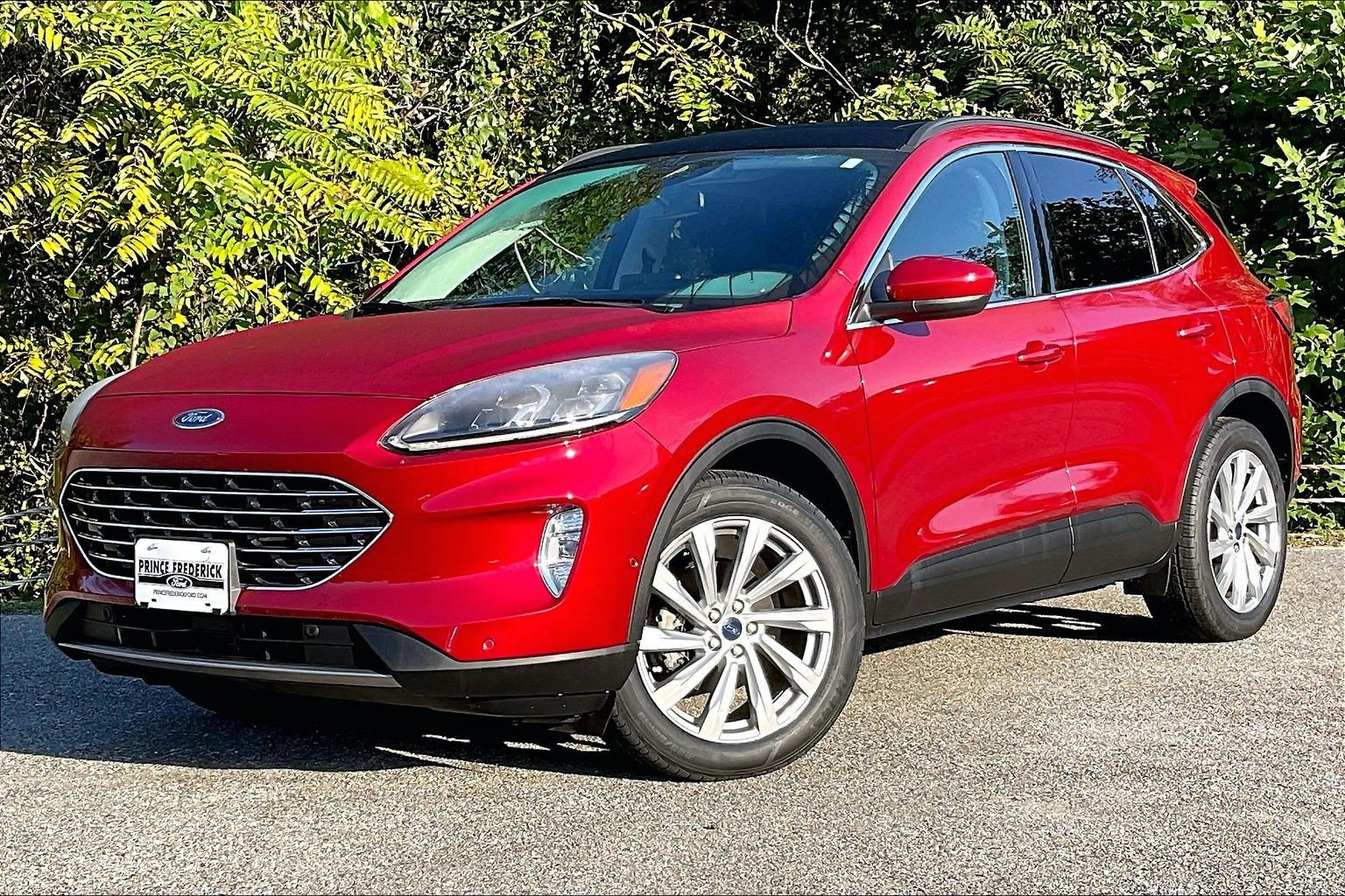 Certified 2022 Ford Escape Titanium w/ Titanium Elite Package AWD/4WD image 3