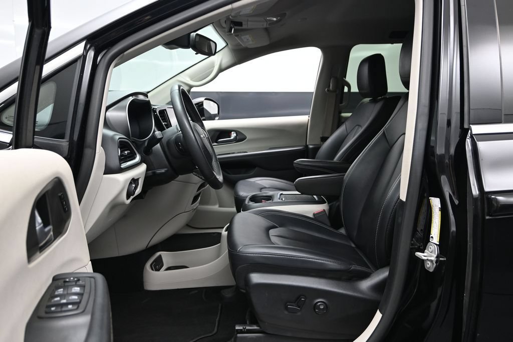 Used 2024 Chrysler Pacifica Touring-L FWD image 18