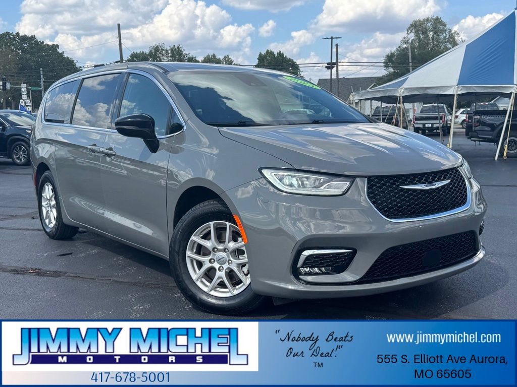 Used 2025 Chrysler Pacifica Select
