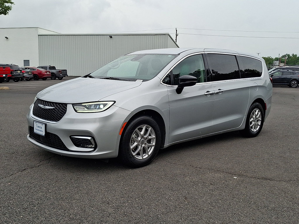 Used 2024 Chrysler Pacifica Touring-L FWD image 6
