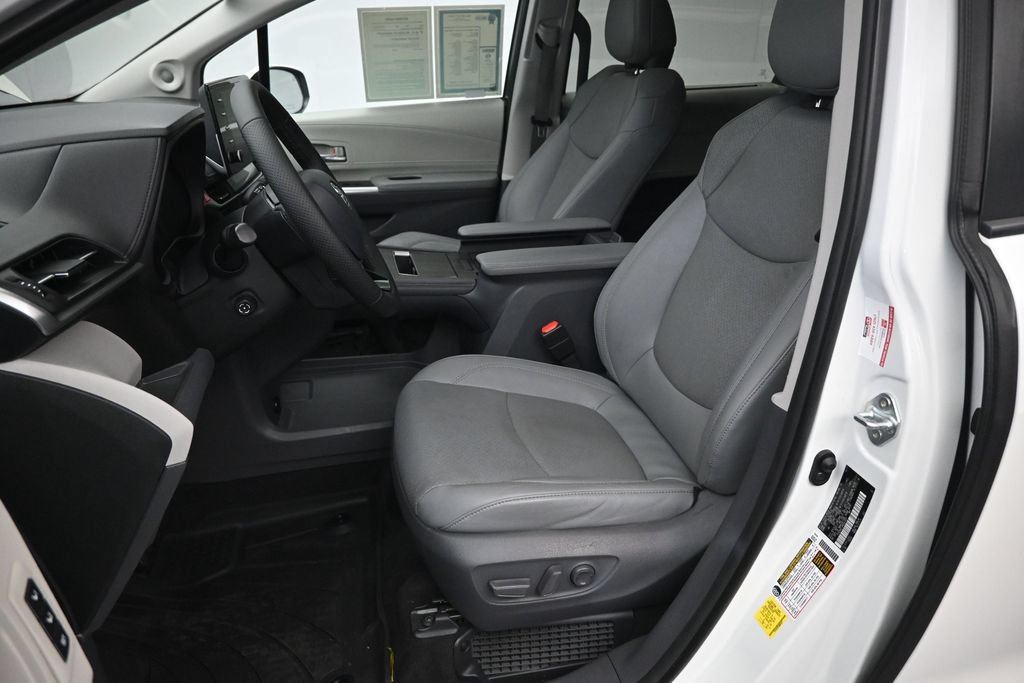 Used 2021 Toyota Sienna Limited FWD image 9