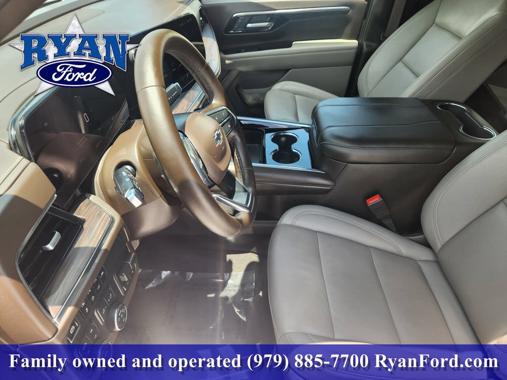 Used 2025 Chevrolet Suburban Z71 w/ Comfort Package AWD/4WD image 9