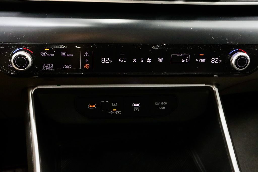 Used 2025 Kia Carnival image 32