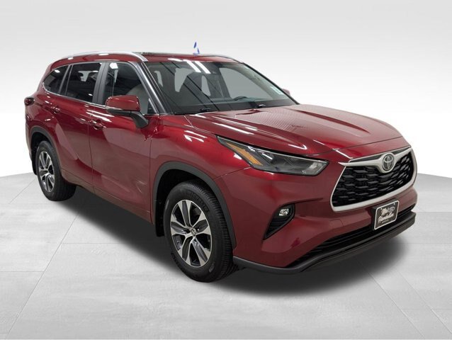 Used 2023 Toyota Highlander XLE AWD/4WD image 18