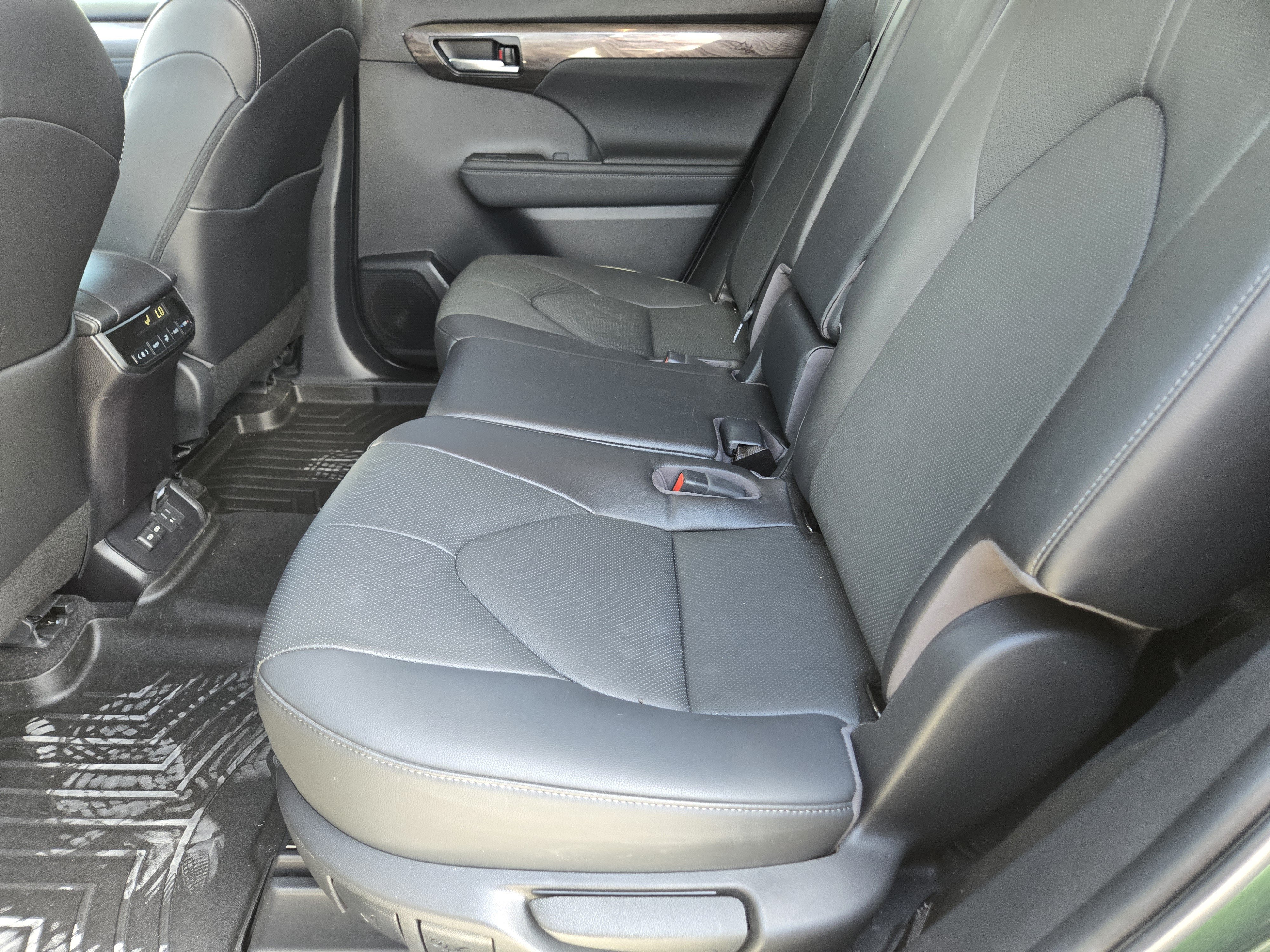 Used 2023 Toyota Highlander Limited FWD image 29