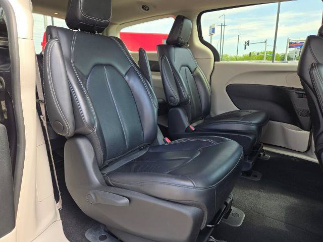 Used 2023 Chrysler Pacifica Touring-L FWD image 9
