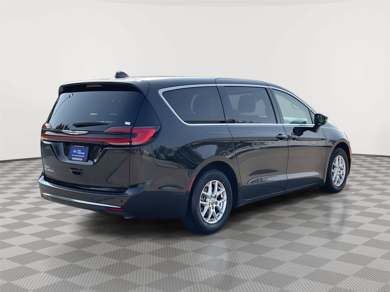 Used 2023 Chrysler Pacifica Touring-L FWD image 7