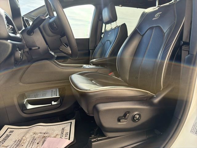 Used 2025 Chrysler Pacifica Limited image 13