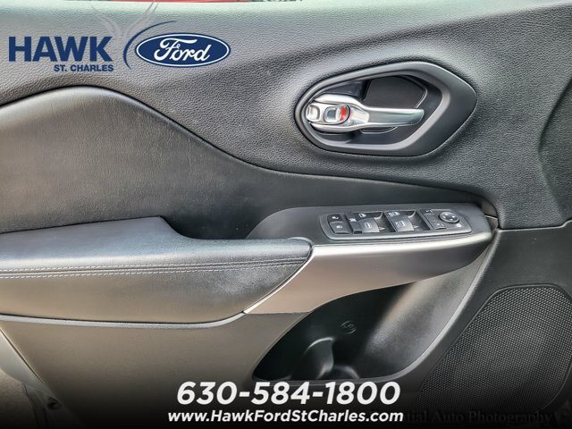 Used 2019 Jeep Cherokee Latitude Plus w/ Comfort/Convenience Group AWD/4WD image 16