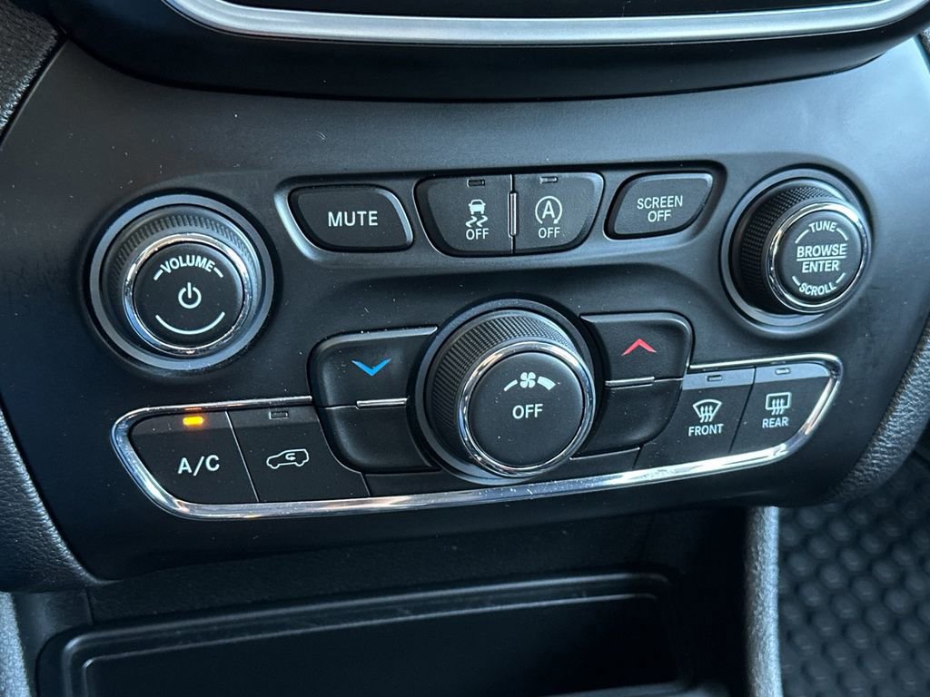 Used 2019 Jeep Cherokee Latitude w/ Cold Weather Group image 20