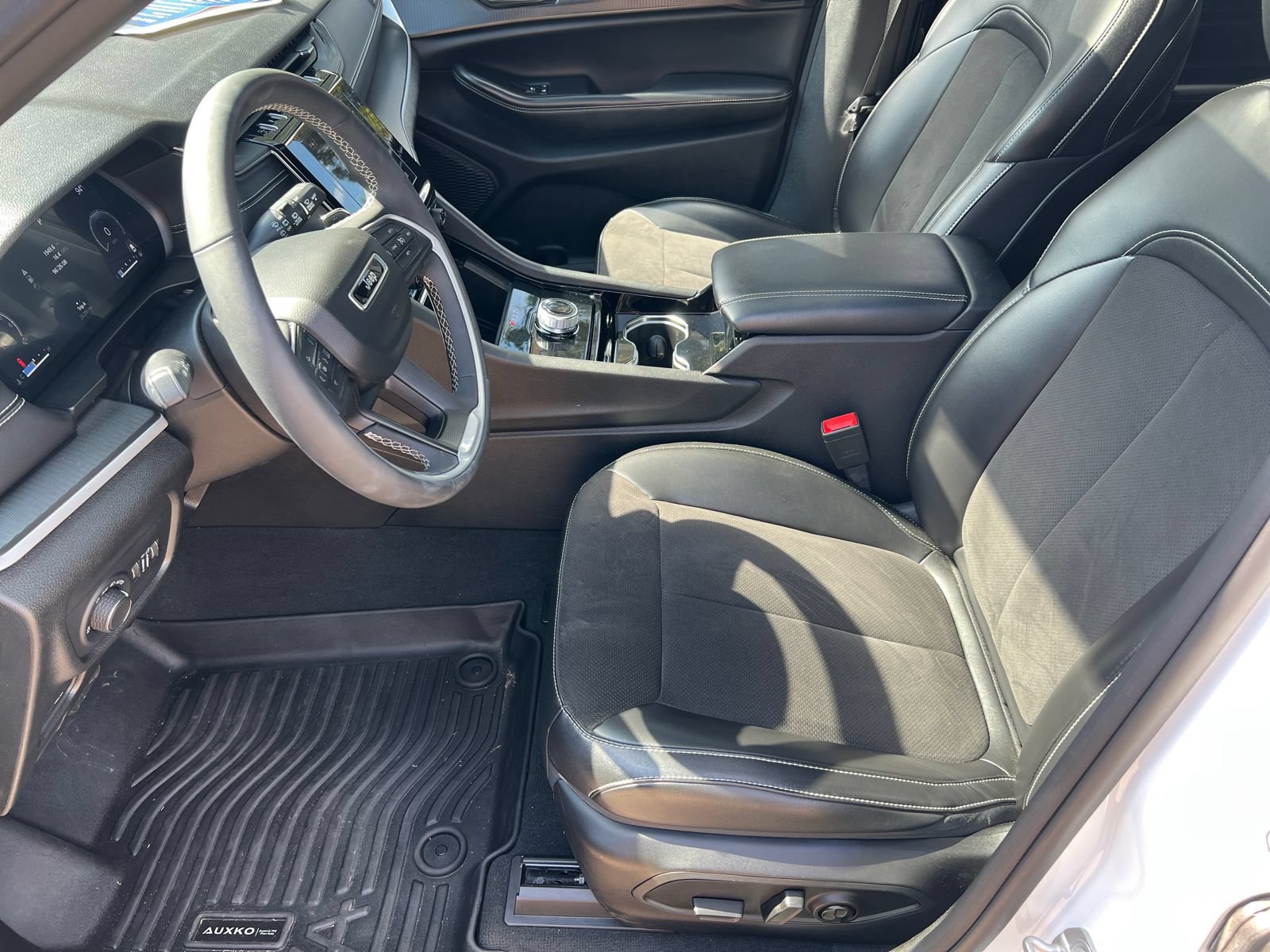 Used 2023 Jeep Grand Cherokee L Laredo AWD/4WD image 9
