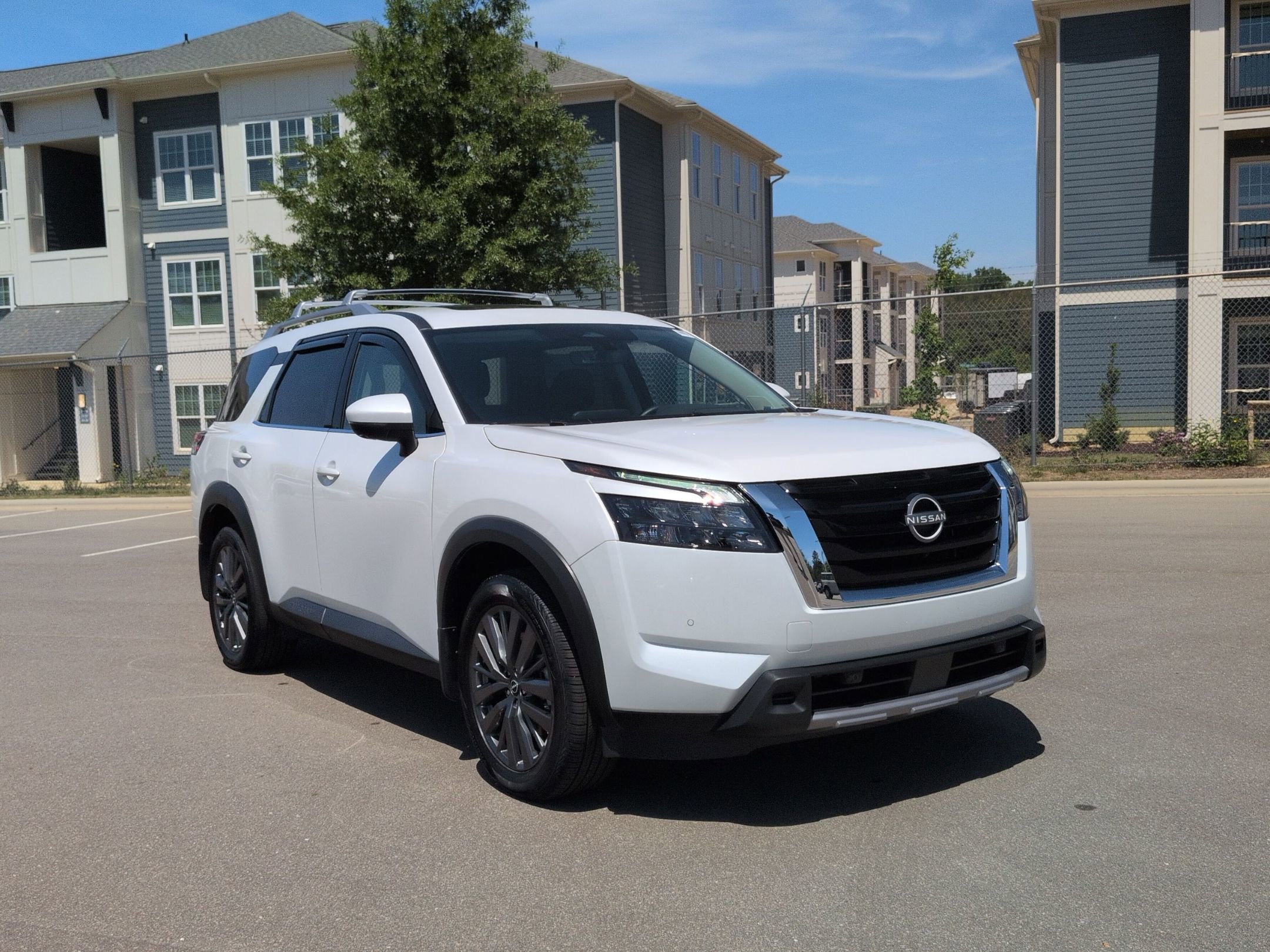 Used 2025 Nissan Pathfinder SL w/ SL Premium Package AWD/4WD image 1