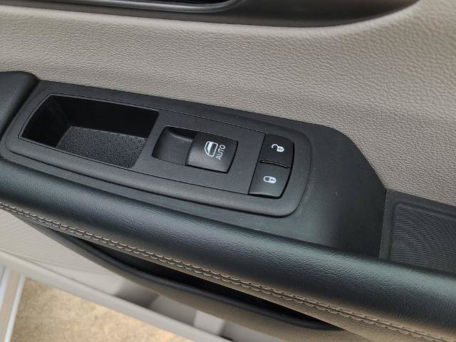 Used 2023 Chrysler Pacifica Touring-L FWD image 9