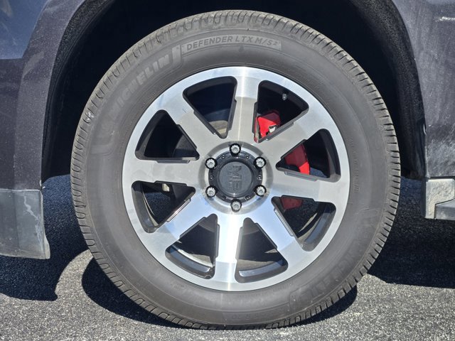 Used 2017 Chevrolet Suburban LT image 10