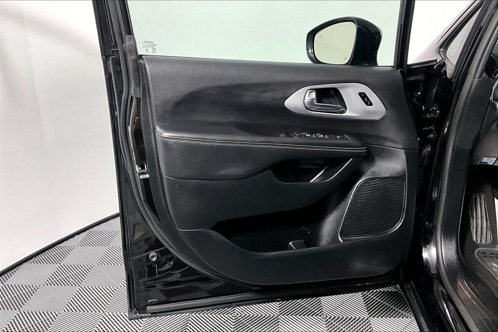 Used 2025 Chrysler Pacifica Limited FWD image 23