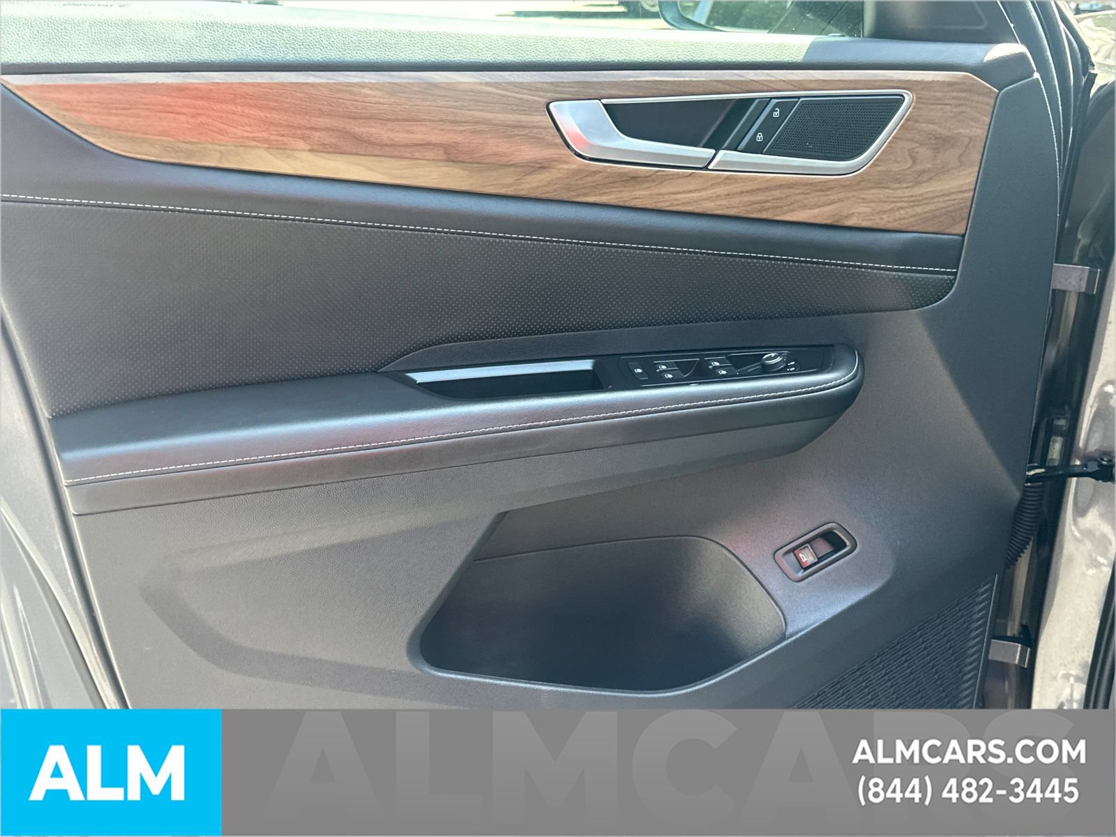 Used 2025 Volkswagen Atlas SE FWD image 11
