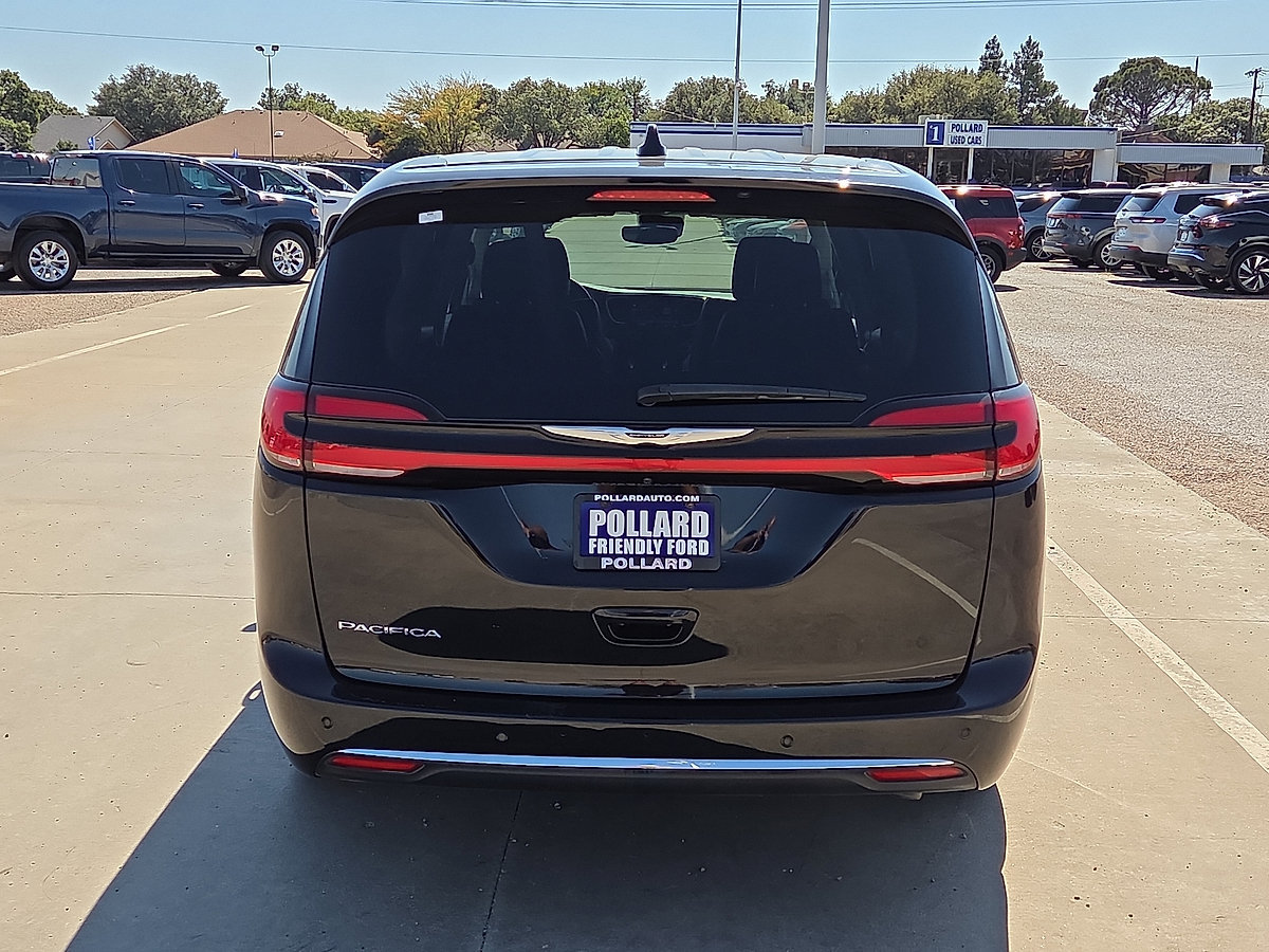 Used 2024 Chrysler Pacifica Touring-L FWD image 4