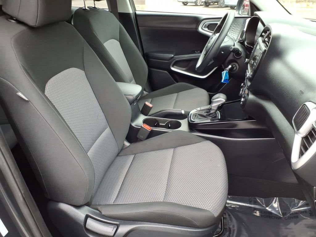 Used 2025 Kia Soul LX w/ LX Technology Package FWD image 3