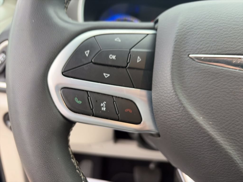 Used 2023 Chrysler Pacifica Touring-L FWD image 20