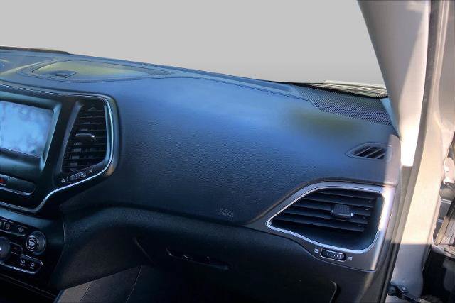 Used 2019 Jeep Cherokee Latitude Plus w/ Cold Weather Group AWD/4WD image 18