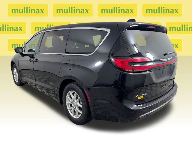 Used 2024 Chrysler Pacifica Touring-L FWD image 11