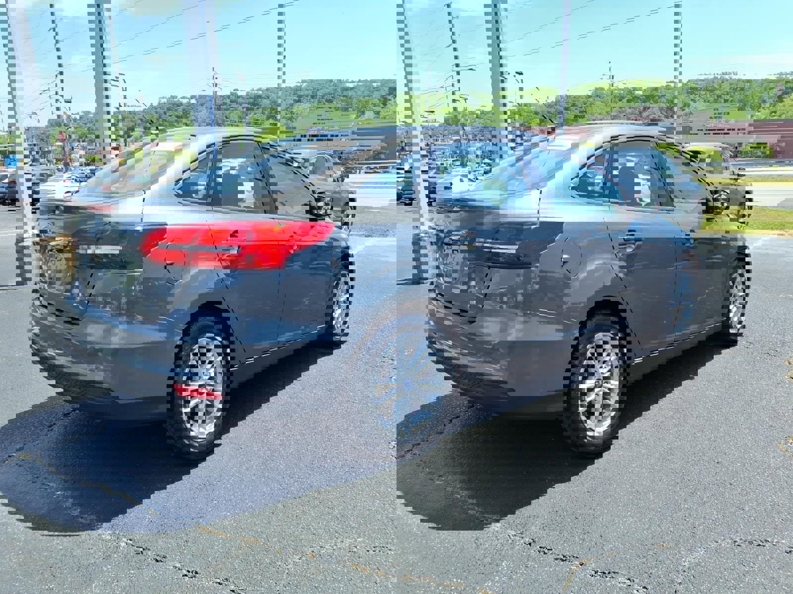 Certified 2018 Ford Focus SE w/ Cold Weather Package FWD image 5