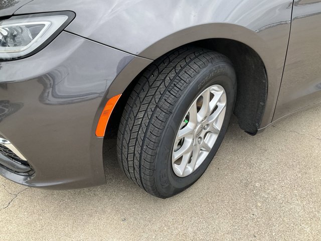 Used 2023 Chrysler Pacifica Touring-L FWD image 21