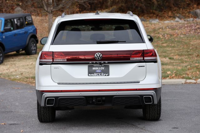 Used 2024 Volkswagen Atlas Peak Edition SEL image 3