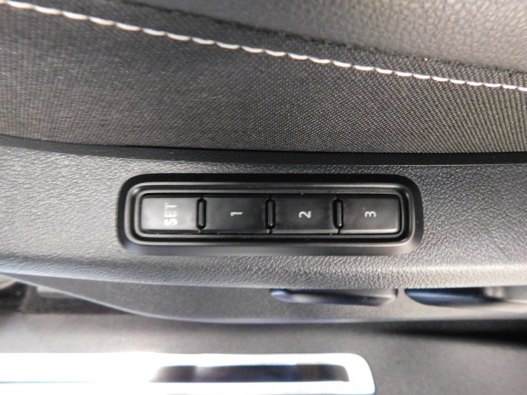 Used 2022 Volkswagen Tiguan SEL R-Line AWD/4WD image 18