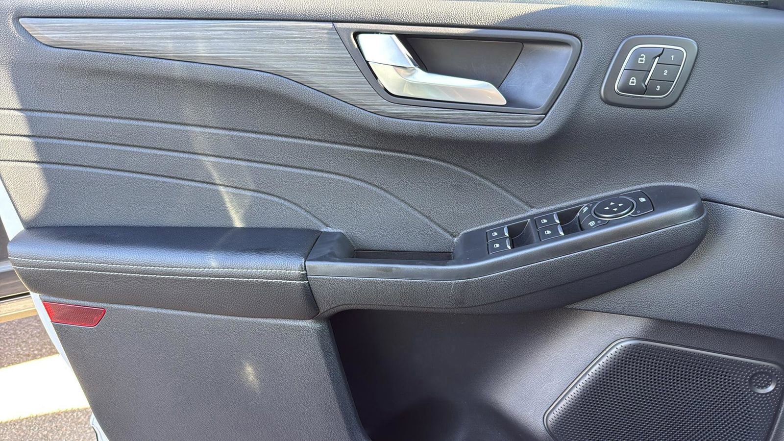 Certified 2025 Ford Escape Platinum w/ Class II Trailer Tow Package image 12