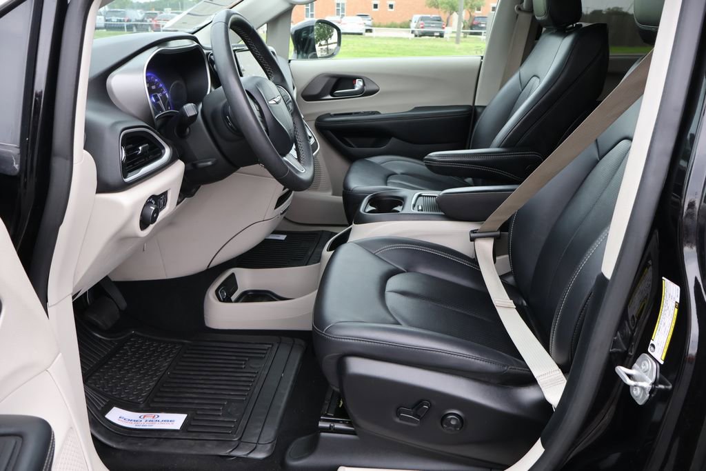 Used 2024 Chrysler Pacifica Touring-L FWD image 29